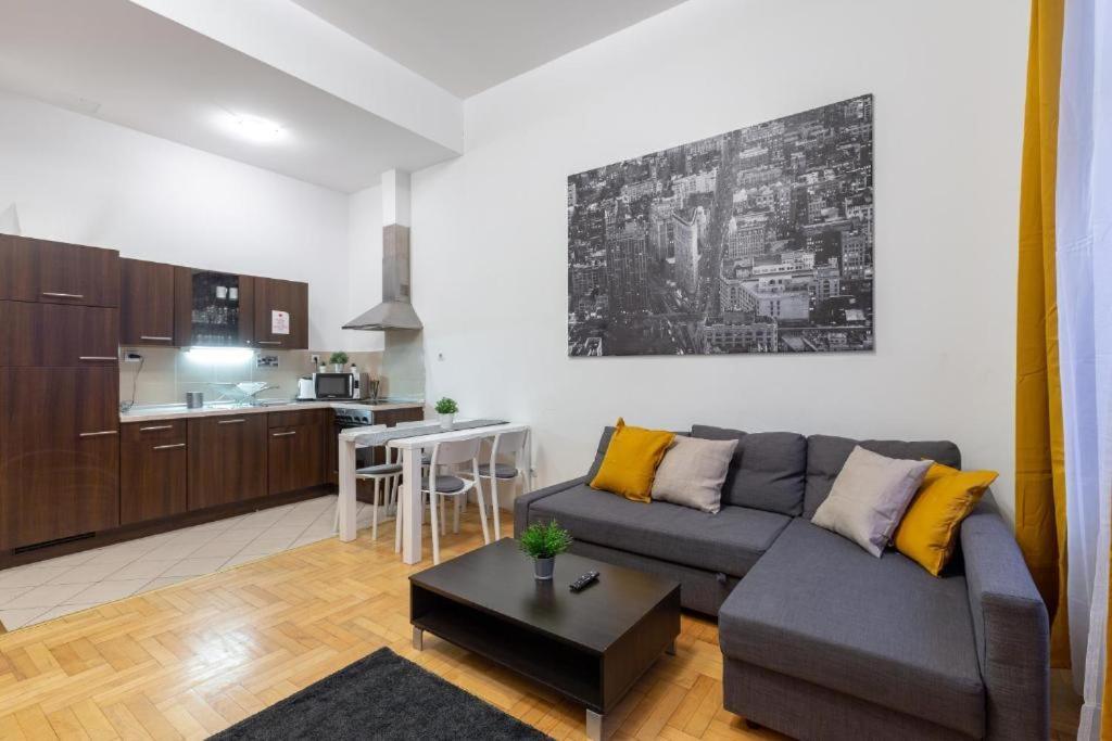 Downtown Home In The Gozsdu Garden Budapeste Exterior foto