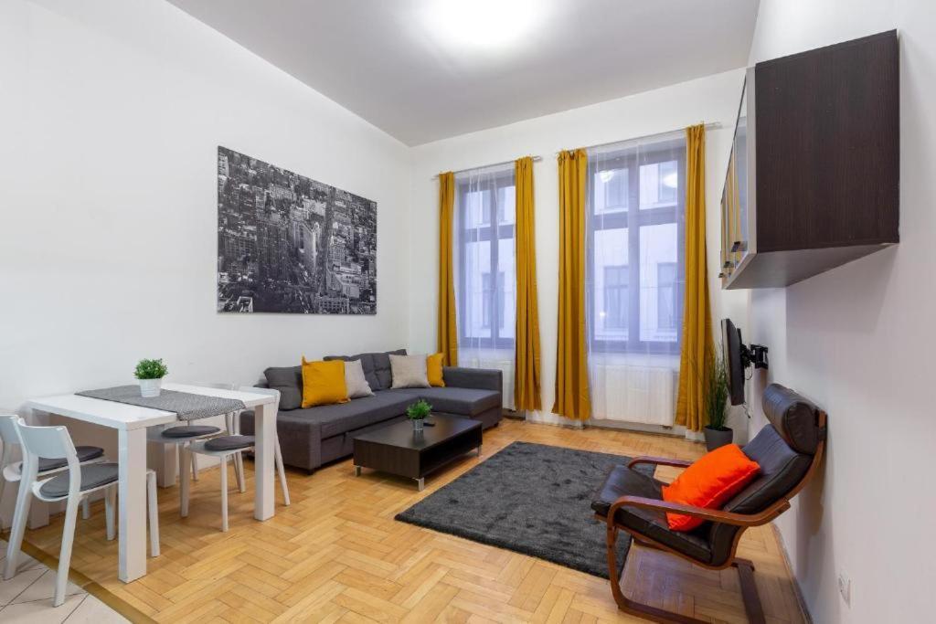 Downtown Home In The Gozsdu Garden Budapeste Exterior foto
